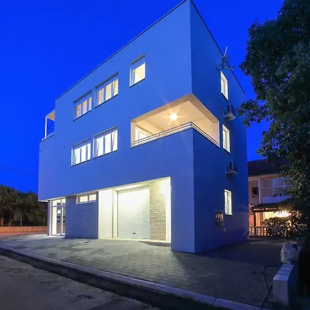 L Apartment